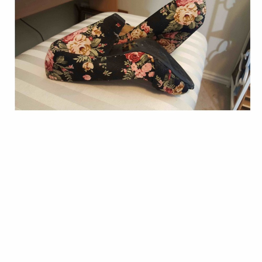 BLACK FLORAL SHOE